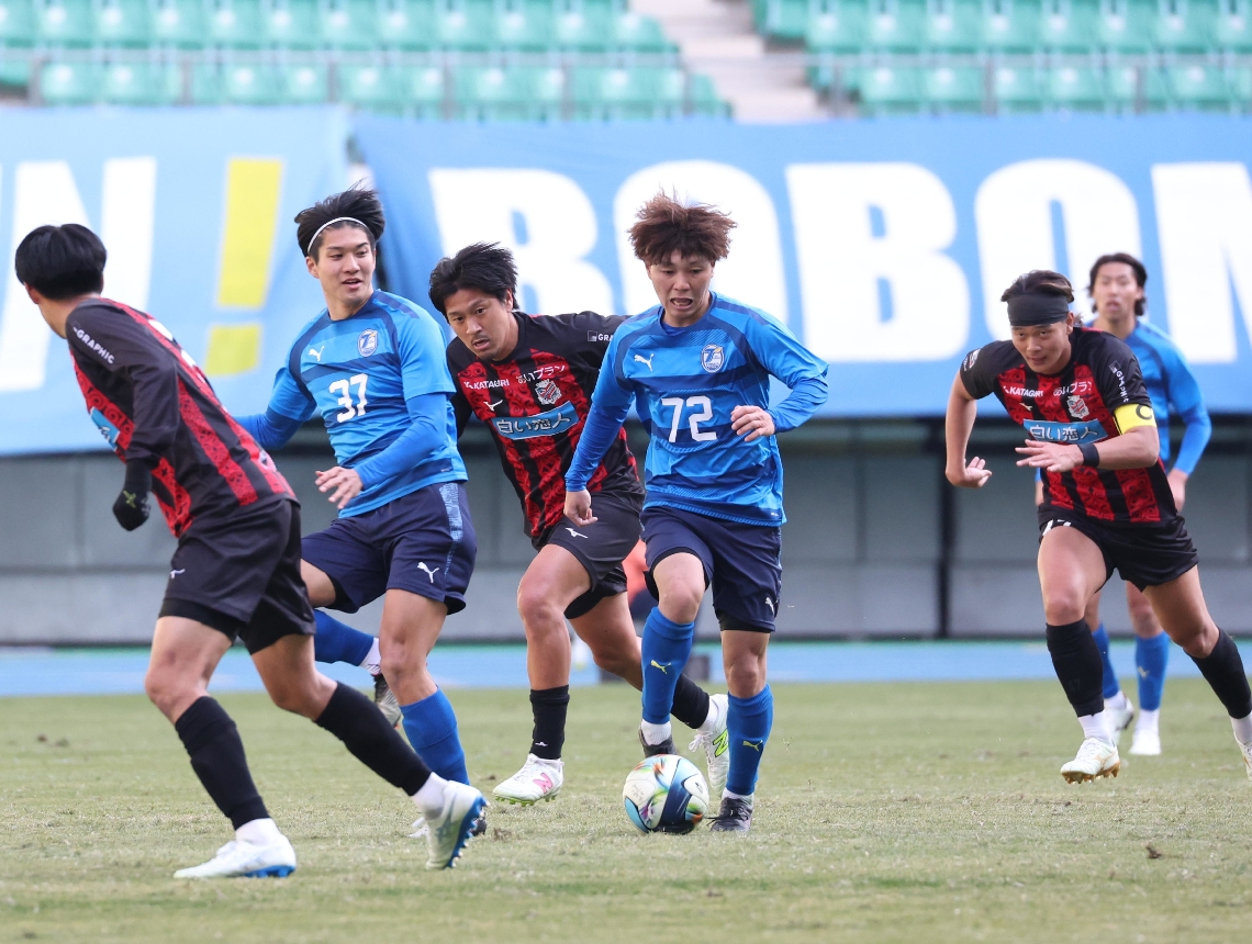 【大分―札幌】後半、ドリブルで攻め上がる大分のＭＦ山口（７２）