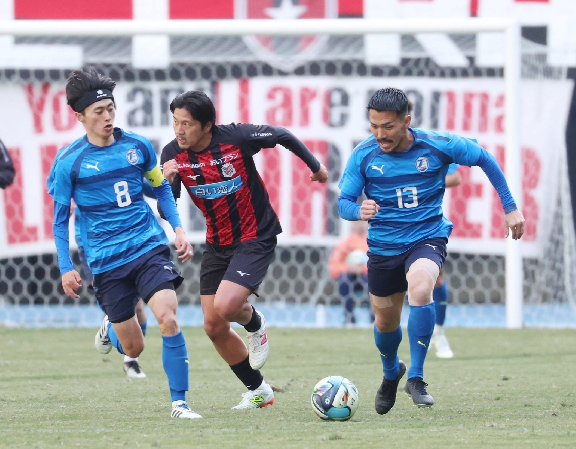 【大分―札幌】後半、ドリブルで攻め上がる大分のＦＷ伊佐（１３）