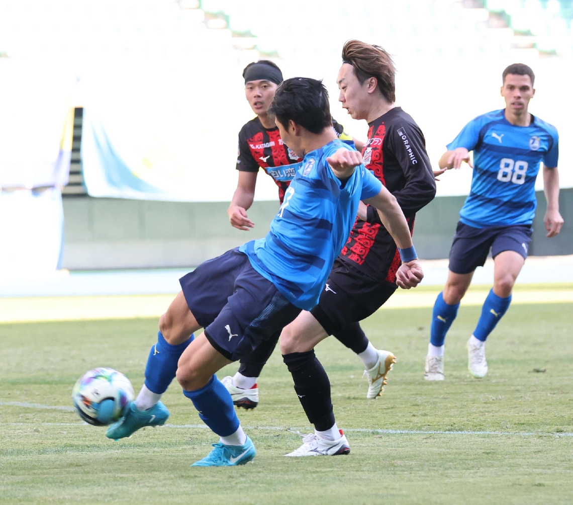 【大分―札幌】後半、シュートを放つ大分のＦＷ金（中央）