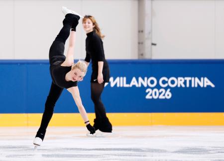 サブリンクで調整するアンバー・グレン（左）とアリサ・リュウ＝ミラノ（共同）