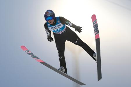 小林陵侑の飛躍＝ビリンゲン（共同）