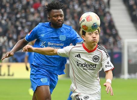 レーバークーゼン戦で競り合うＥフランクフルトの堂安（右）＝フランクフルト（共同）