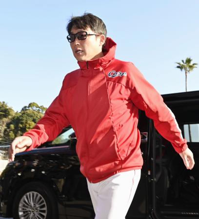 プロ野球キャンプ初日、球場に到着した広島・新井監督＝１日、宮崎県日南市