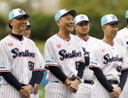キャンプインし、歓迎式で笑顔のヤクルト・池山監督（前列中央）＝浦添