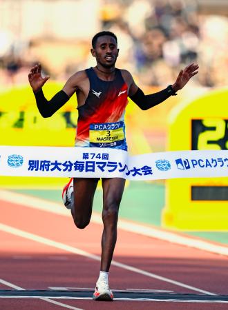 ２時間６分４９秒で優勝したゲタチョウ・マスレシャ＝ジェイリーススタジアム
