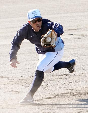 守備練習する西武・桑原＝南郷
