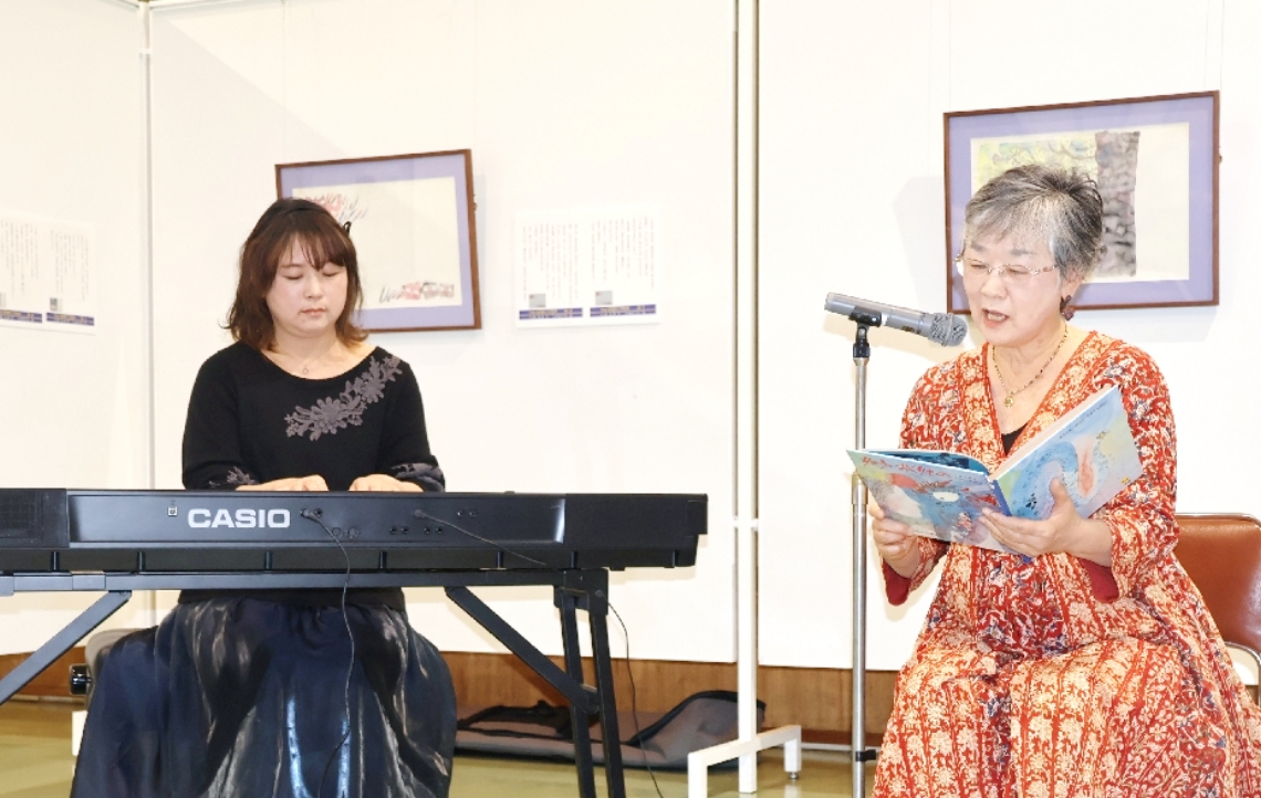 朗読を披露する森北実さん（右）と伴奏する実香穂さん