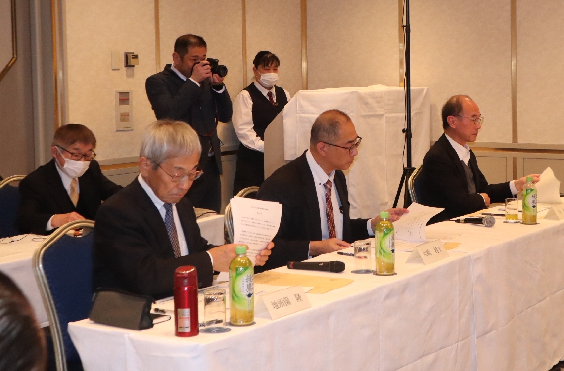 検討委員会に集まった委員（前列）＝３日、大分市内