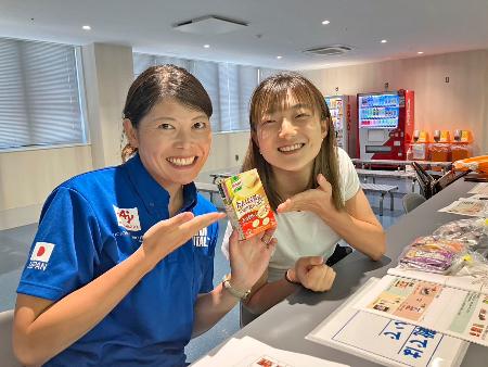 フィギュアスケート女子の坂本花織（右）の食生活をサポートした味の素の高柴瑠衣さん＝２０２５年７月（同社提供）