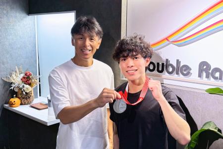 ショートトラック男子の宮田将吾（右）のサポートをするトレーナーの権田康徳さん＝２０２５年１０月、兵庫県芦屋市（権田さん提供）