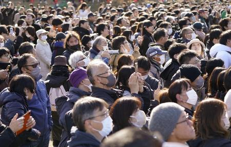 街頭演説を聞く人たち＝１月３１日、神奈川県内