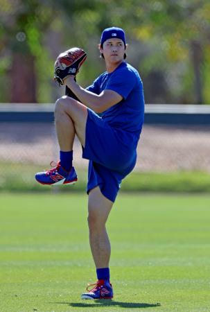 キャッチボールするドジャース・大谷＝グレンデール（共同）