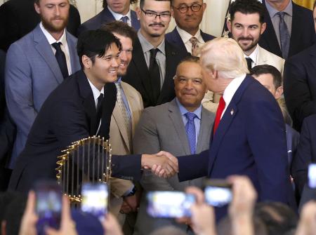 ２０２５年４月、ホワイトハウスにトランプ大統領（右）を表敬訪問し、握手を交わす米大リーグ、ドジャースの大谷翔平＝ワシントン（ゲッティ＝共同）