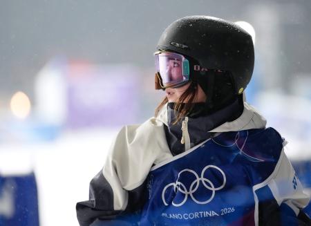 本番会場で調整するスノーボード女子ビッグエアの岩渕麗楽＝リビーニョ（共同）