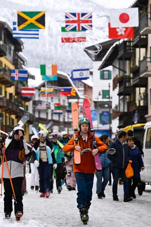 大勢の人でにぎわうミラノ・コルティナ冬季五輪のボブスレーなどが行われるイタリア・コルティナダンペッツォの中心部。７日未明に開幕する＝５日（共同）