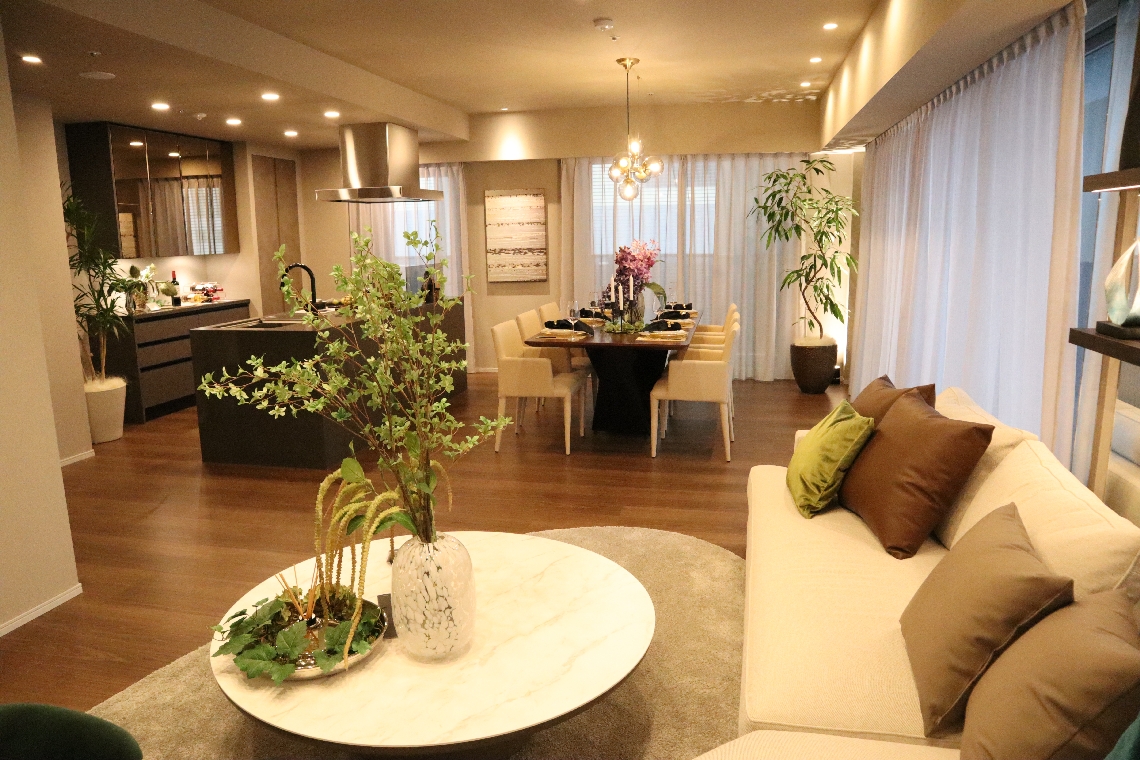 ７日にオープンするタワーマンションのモデルルーム＝大分市金池町