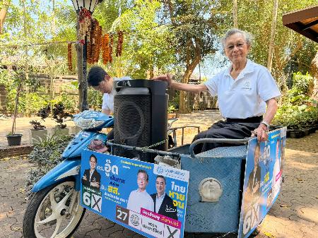 選挙運動用のバイクに乗るチュアン・リークパイ元首相＝３日、タイ・トラン（共同）