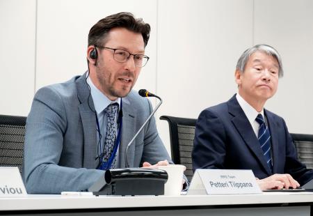 記者会見するフィンランド放射線・原子力安全庁のペッテリ・ティッパナ長官。右は原子力規制委員会の山中伸介委員長＝６日午前、東京都港区