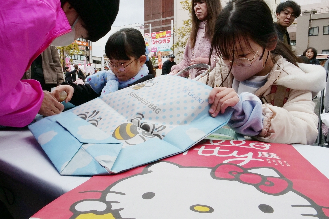 エコバッグを作る子どもたち＝７日午前、大分市府内町