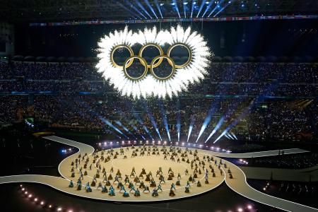 開会式に登場した五輪マーク＝６日、イタリア・ミラノ（共同）