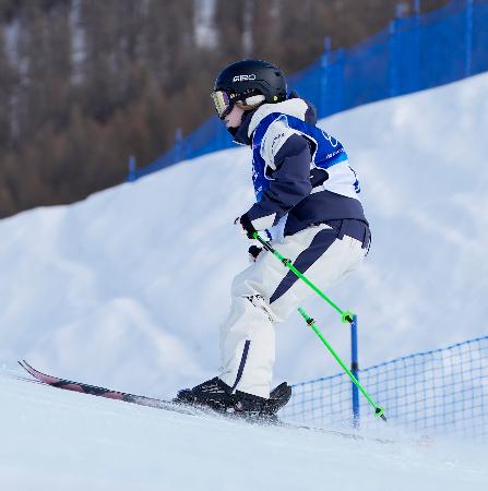 女子スロープスタイル予選の前に調整する近藤心音。その後、棄権が発表された＝リビーニョ（共同）
