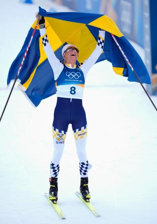 女子距離複合で金メダルを獲得したスウェーデンのフリダ・カールソン＝テーゼロ（共同）