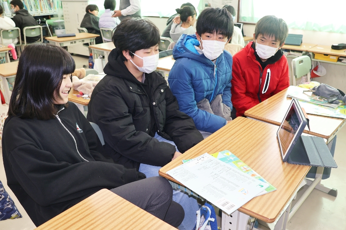 埼玉県の小学生と英語で交流する緑丘小の６年生＝別府市の緑丘小