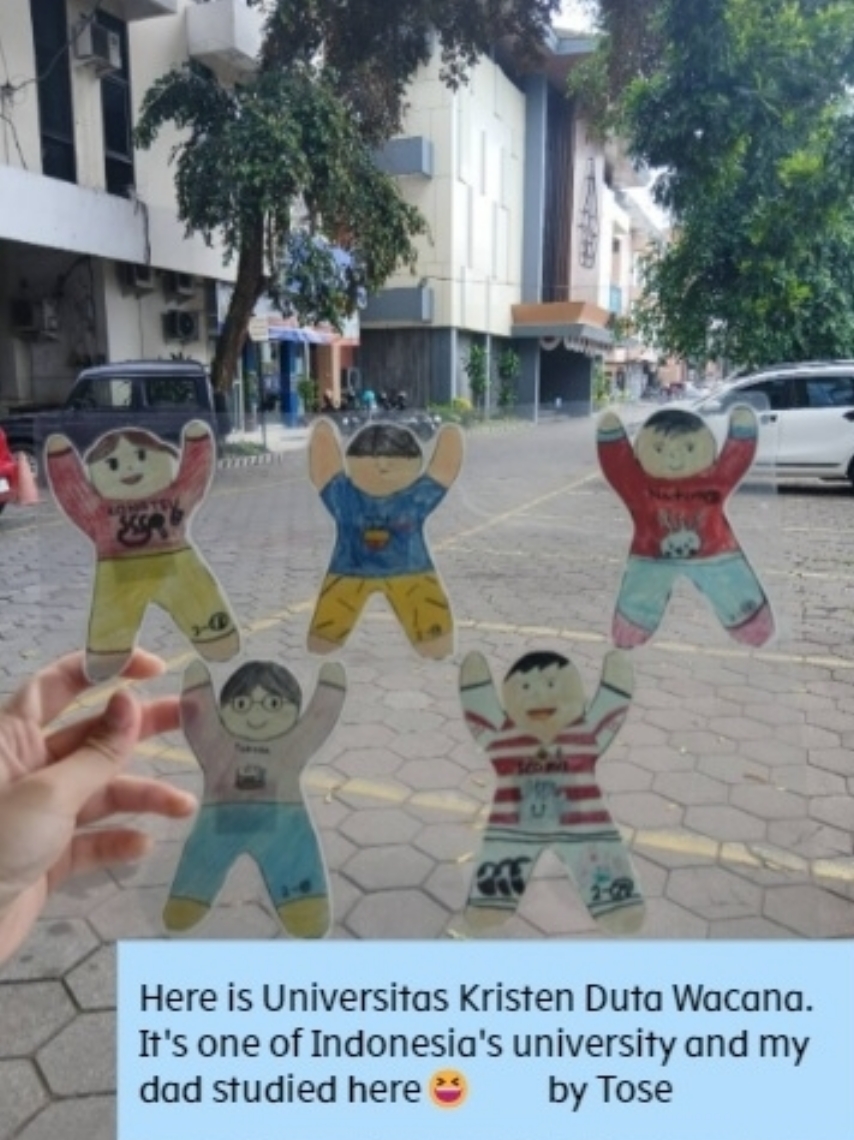 インドネシアを旅する緑丘小６年生の紙人形