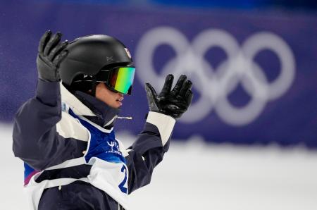 男子ビッグエア決勝　１回目のジャンプで着地を決め喜ぶ木俣椋真＝リビーニョ（共同）