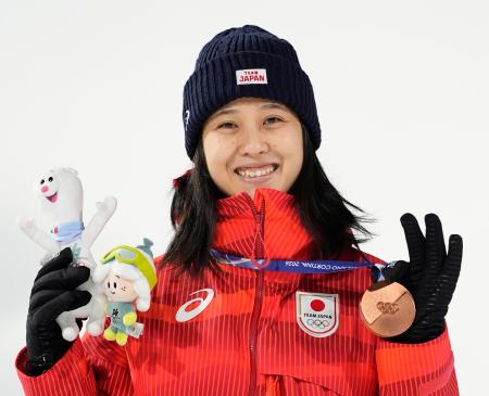 女子個人ノーマルヒルで獲得した銅メダルを手に、笑顔の丸山希＝プレダッツォ（共同）
