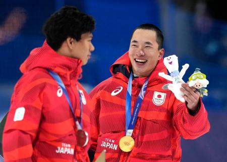 男子ビッグエアで金メダルを獲得し笑顔の木村葵来。左は銀メダルの木俣椋真＝リビーニョ（共同）