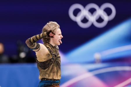 団体男子ＳＰ　演技するイリア・マリニン＝ミラノ（共同）