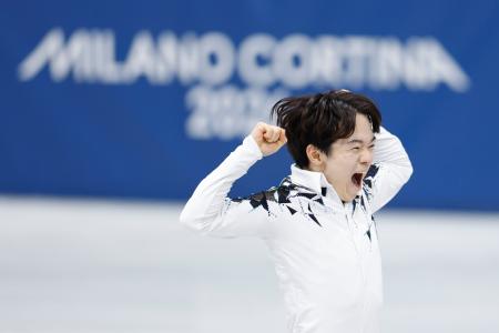 団体男子ＳＰの演技を終え、喜ぶ鍵山優真＝ミラノ（共同）