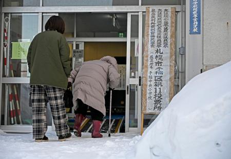 衆院選の投票に向かう人たち＝８日朝、札幌市