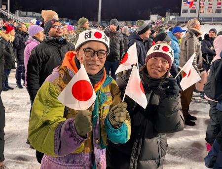 ノルディックスキー・ジャンプ女子ノーマルヒルの観戦に訪れた井出隆さん（左）＝７日、プレダッツォ（共同）