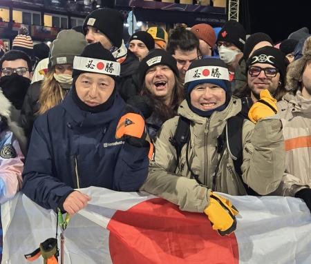 「必勝」はちまきを巻いて会場で応援する木俣椋真の父慎也さん（左）＝７日、リビーニョ（共同）