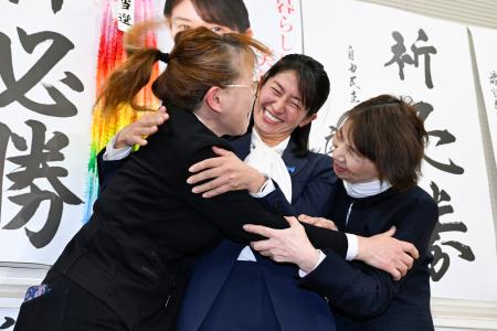 宮城４区で当選を決め、喜ぶ自民党の森下千里氏（中央）＝８日夜、宮城県石巻市