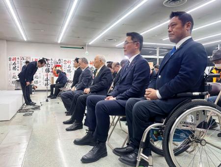 岩手３区で中道改革連合の小沢一郎氏が敗北確実となり、支持者らに頭を下げる選対本部長（左奥）＝８日夜、岩手県奥州市