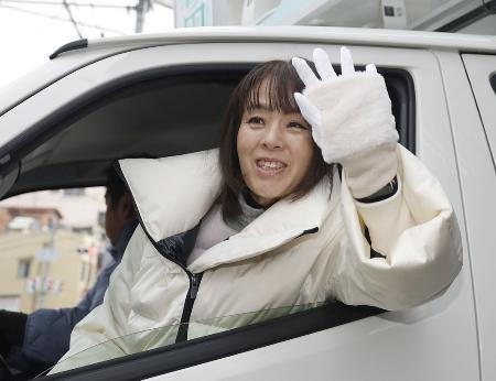 １月２７日、有権者に手を振る自民党の杉田水脈氏＝大阪市西淀川区