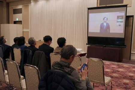 宮城４区での敗北が報じられ、オンライン中継で支持者らに謝罪する中道改革連合の安住淳氏＝８日夜、宮城県石巻市