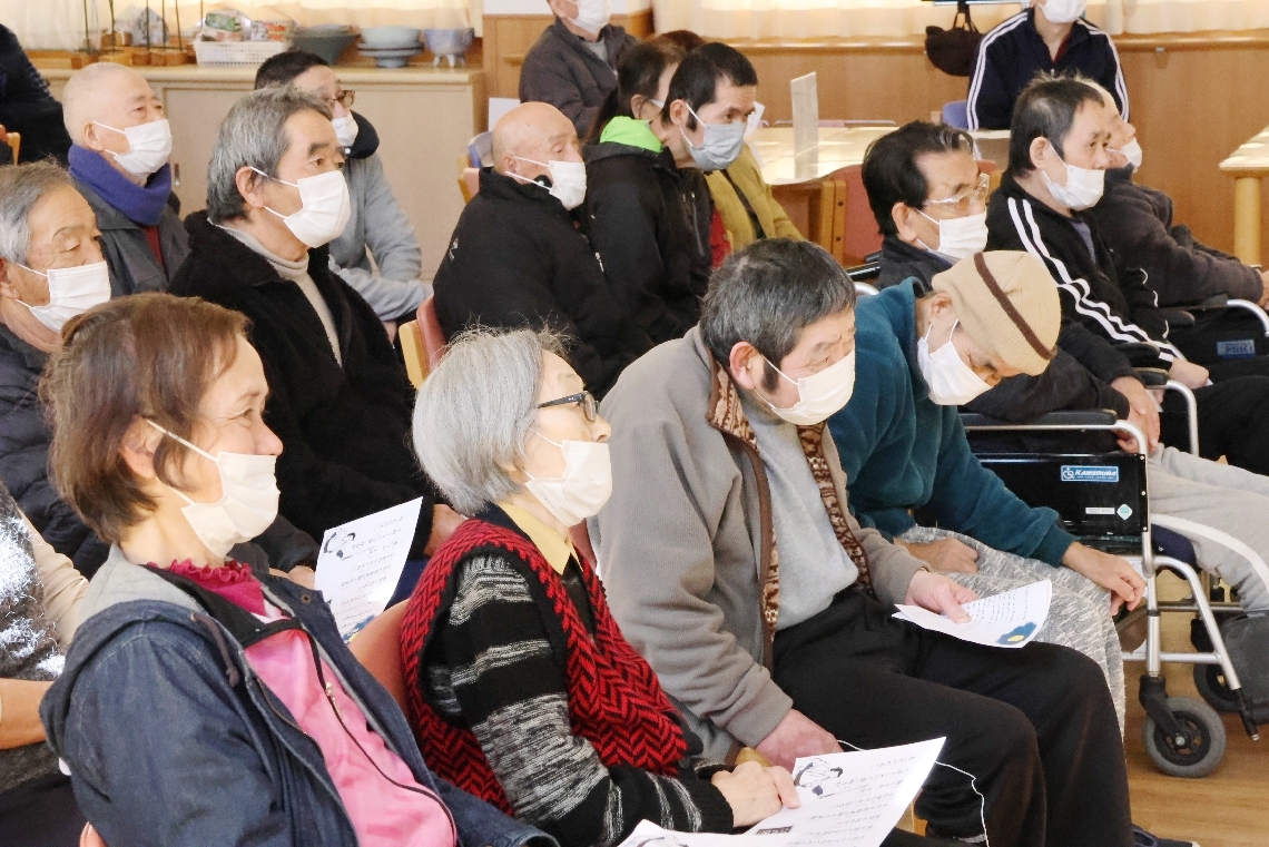 麻生八咫さんの話芸を楽しむ入所者ら