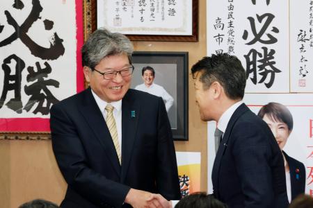 東京２４区で当選を決め笑顔を見せる萩生田光一氏（左）＝８日午後１１時３１分、東京都八王子市