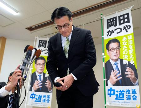 三重３区で落選が決まり、頭を下げる中道改革連合の岡田克也元外相＝９日午前０時１９分、三重県四日市市