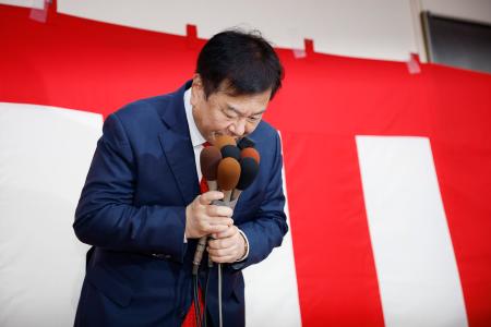 佐賀１区で敗北し、一礼する減税ゆうこく連の原口共同代表＝８日午後１１時３５分、佐賀市