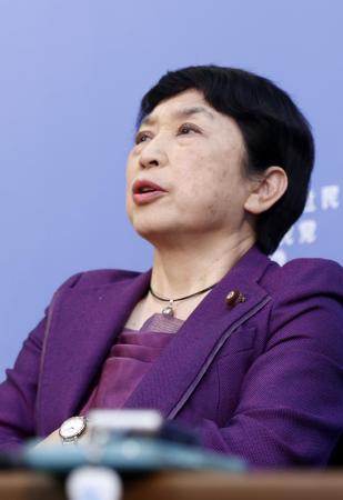 記者会見で遠くを見つめる社民党の福島党首＝８日午後１０時１０分、東京都中央区