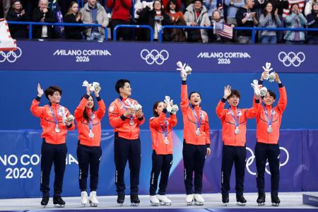 団体で銀メダルを獲得した日本チーム。左からアイスダンスの森田真沙也、吉田唄菜、ペアの木原龍一、三浦璃来、女子の坂本花織、男子の佐藤駿、鍵山優真＝ミラノ（共同）