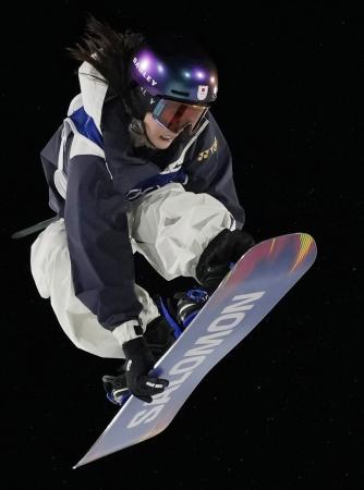 女子ビッグエア予選　ジャンプする村瀬心椛＝リビーニョ（共同）