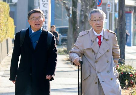 衆院選の「１票の格差」で、提訴のため大阪高裁に向かう弁護士ら＝９日午前、大阪市北区