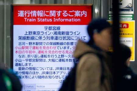 ＪＲ宇都宮線の運転見合わせを伝える上野駅の電光表示＝９日午前