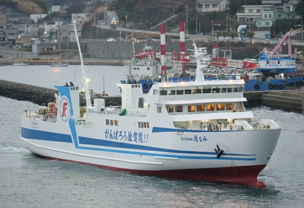 船体に「がんばろう佐賀関！！」のメッセージが書かれたフェリー「速なみ」